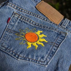 Embroidered VINTAGE Levis - HIGHWAISTED (size 6/8)